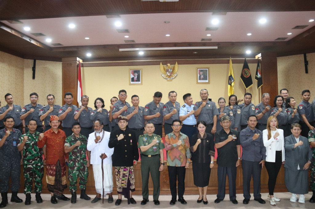 Sekda Adi Arnawa Hadiri Pelantikan Badan Koordinator Wilayah Forum Kader Bela Negara Prov. Bali